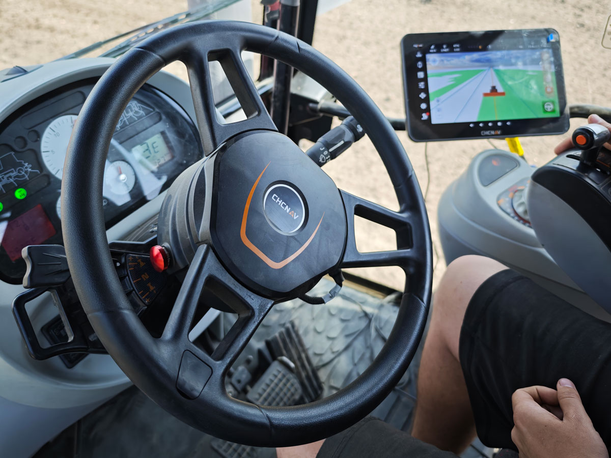 Автопілот CHCNAV NX612 у кабіні сільськогосподарської техніки